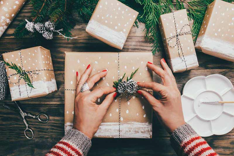 Как самостоятельно упаковать новогодние подарки: 10 ярких идей — INMYROOM